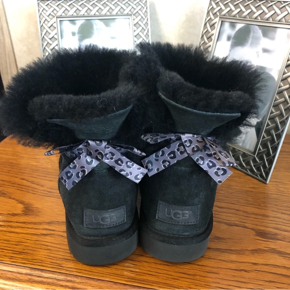 UGG Mini With Silver And Black Animal Print Bows Size 7 - Picture 5 of 10